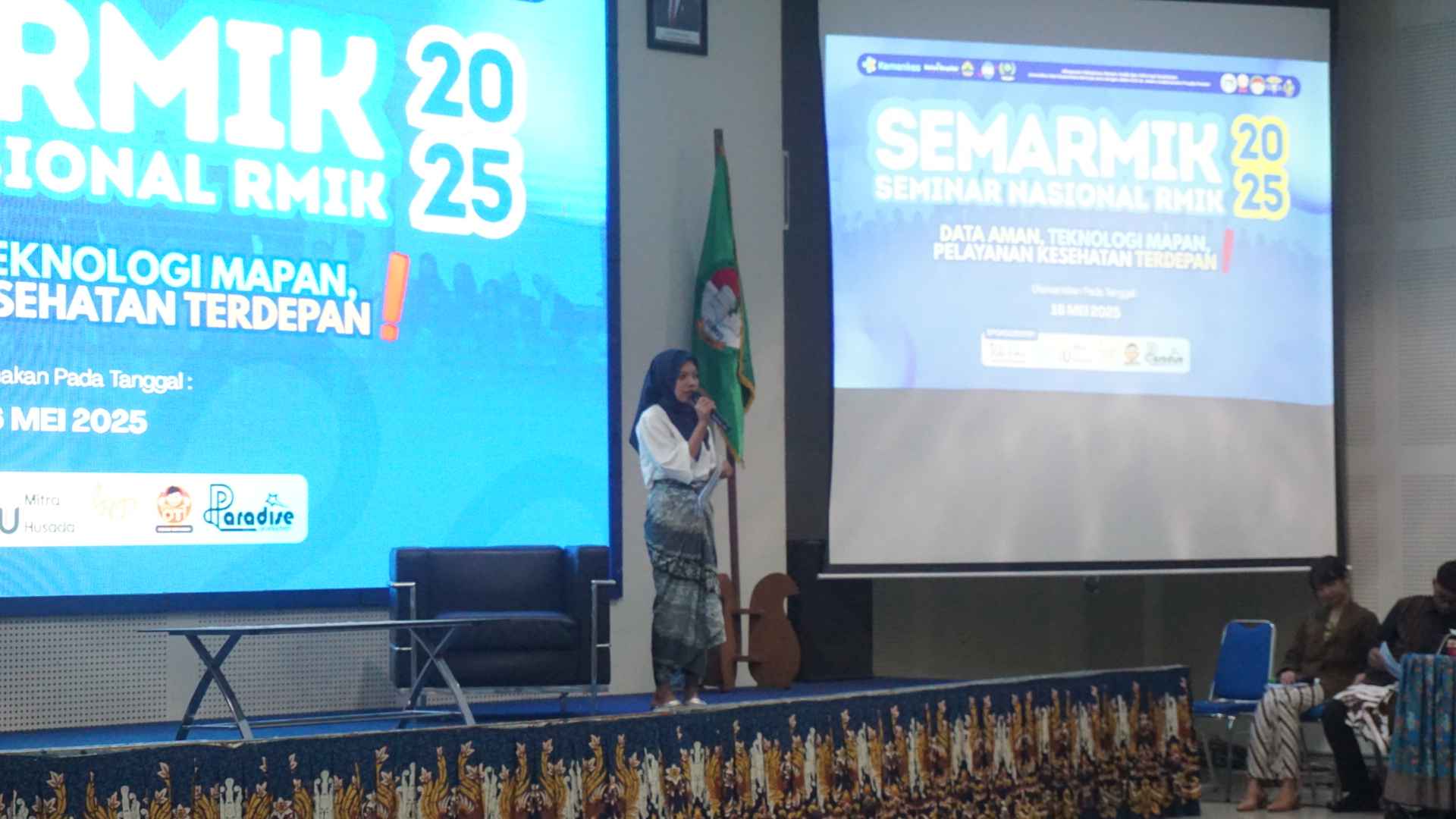 Penyerahan acara dari MC ke Moderator 
